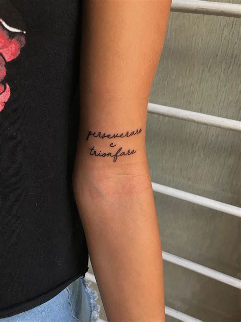 perseverancia tatuaje mujer|55 ideas de tatuajes positivos y de superación que。